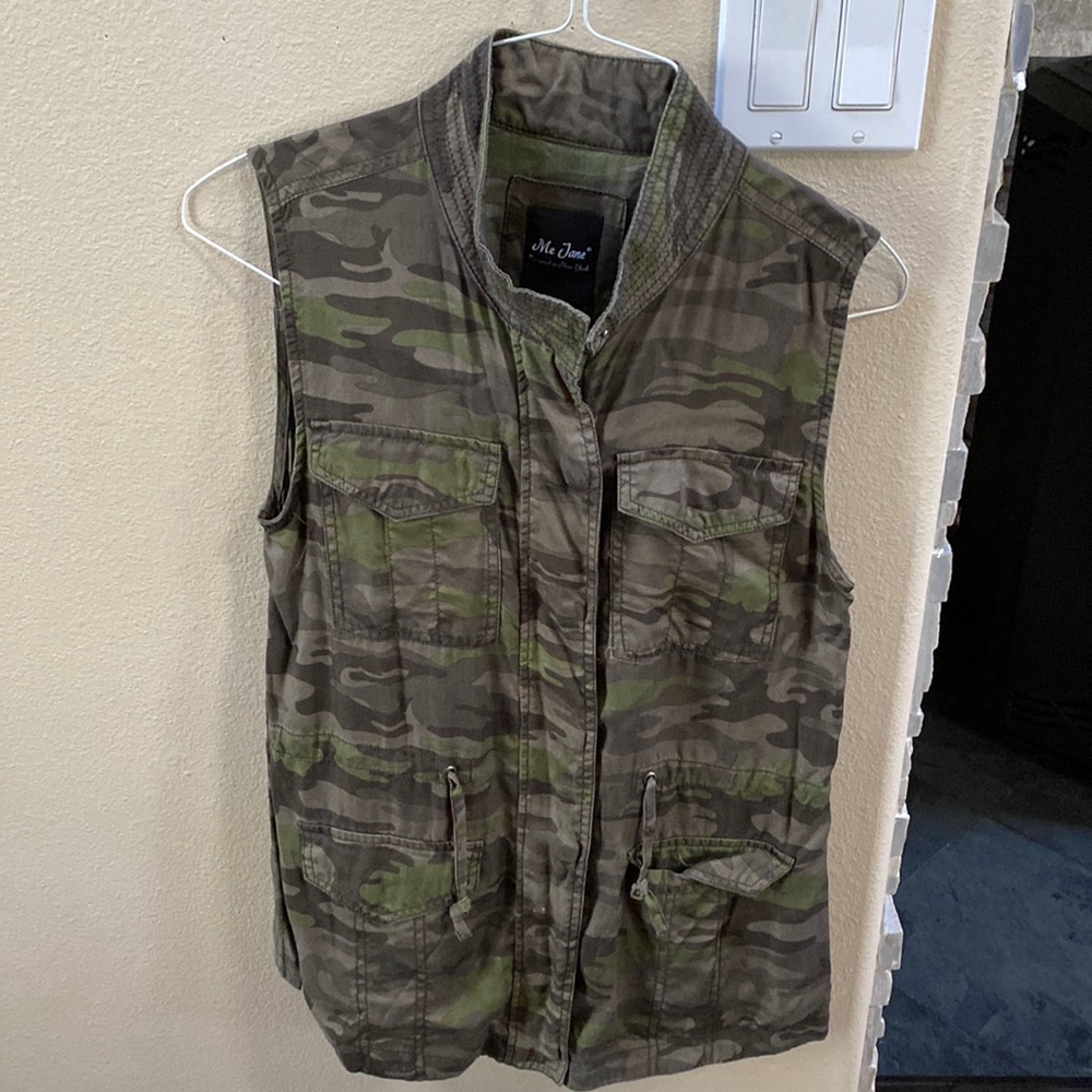 Gently used, brand Me Jane women’s light weight camouflage vest. Size small